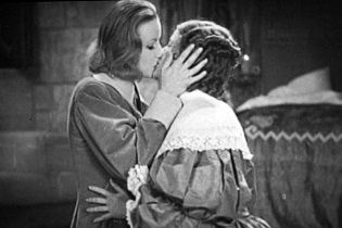 Greta Garbo kissing Elizabeth Young - headstuff.org